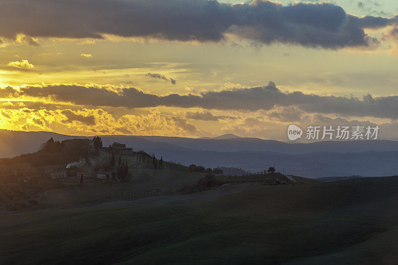 在傍晚的阳光下滚动的托斯卡纳风景，Val D'orcia，意大利